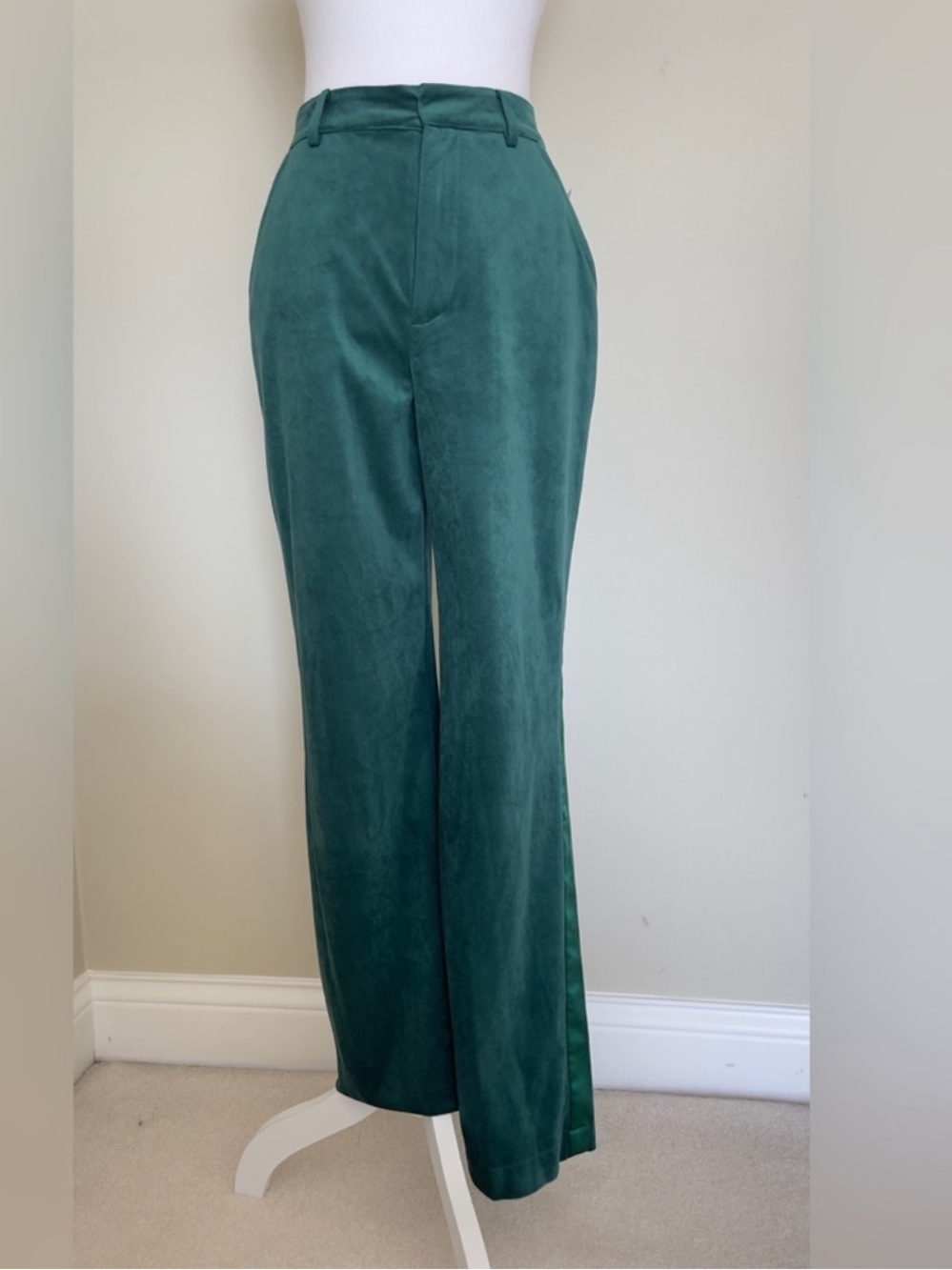 Avec Les Filles Green Suede with Satin Stripe Straight Leg Pants NWOT Size 8